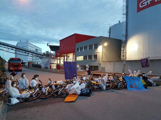 Menschen blockieren Ölhafen