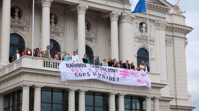 Banner am Opernhaus Zürich &quot;Rainbow Capitalism - Not my Pride&quot;