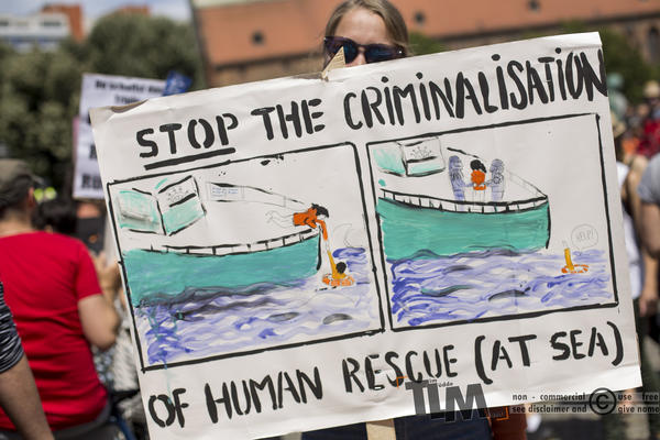 Plakat auf einer Demonstration zur Unterstützung der Seenotrettung. Darauf steht: Stop the Criminalisation of Humand Rescue (at Sea)