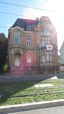 Die bestzte Kronenstr. 21, Villa mit Aktivist*innen auf dem Dach