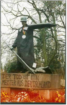 Die umgestaltete Germania-Statue auf dem Freiburger Hauptfriedhof zum Volkstrauertag 1994.