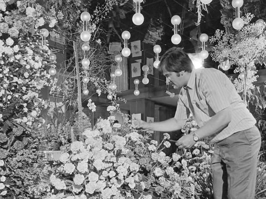 Zoni Weisz beim Richten eines Blumenbeets (1938).