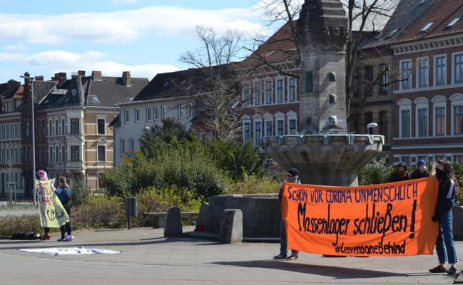 Menschen mit Bannern an einer Kreuzung in Lüneburg fordern die Evakuierung von griechischen Lagern