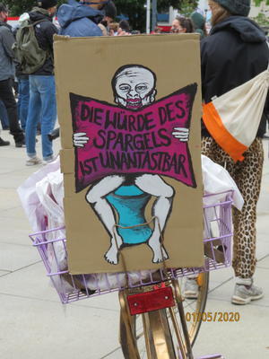 Plakat mit &quot;Die Würde des Spargels ist Unantastbar&quot; und einem Menschen auf einer Kloschüssel