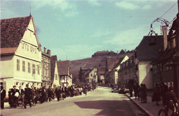 Beginn der Deportationen 1940 – auf dem Weg durch die Stadt Asperg zum Bahnhof. Bild: Bundesarchiv.