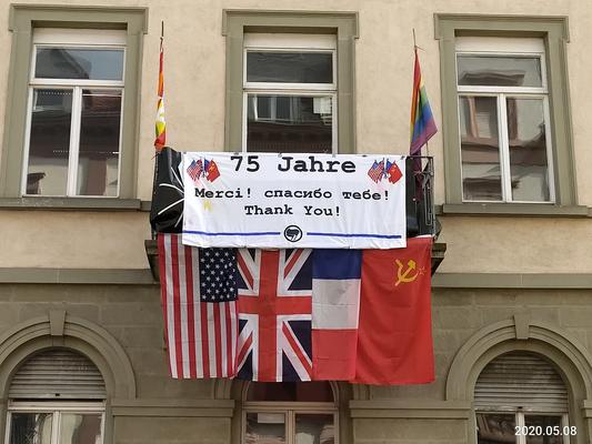 Fahnen der Alliierten Siegermächte über dem StuRa Freiburg (2020)
