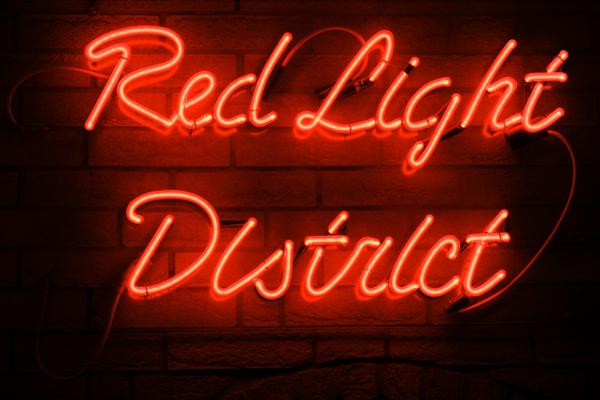 Eine rote Neonbeleuchtung bildet den Text &quot;Red Light District&quot;