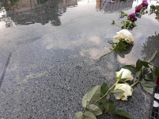 Blumen zum Gedenken an die Opfer in Halle