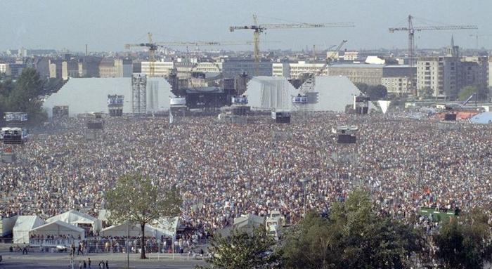 The wall 1990