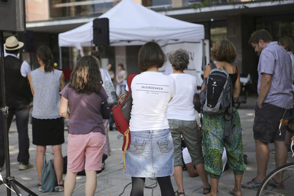 Eine Querdenken-Demonstration in Freiburg. Auf dem Rücken einer Demonstrantin steht &quot;Querdenken 761&quot;.