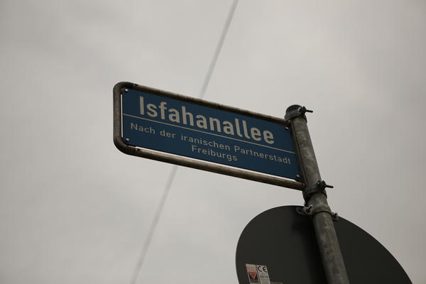 Straßenschild mit der Bezeichnung &quot;Isfahanallee&quot;, 