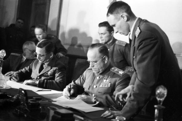 Luftmarschall Tedder (Großbritannien) und Marschall Shukow (Sowjetunion) nehmen die bedingungslose Kapitulation der deutschen Wehrmacht entgegen, Berlin-Karlshorst, 8./9. Mai 1945 