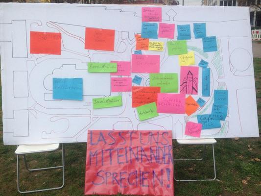 Papierplan des Stühlinger Kirchplatzes, auf den Beteiligte der Diskussion Ideen zur Umgestaltung geklebt haben. 