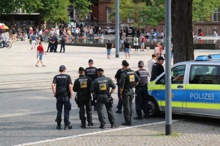 »Beweissicherungs- und Festnahme-Einheit« der Polizei beobachtet das Geschehen