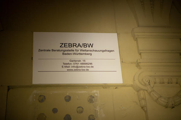 Ein Schild von Zebra-BW informiert über die Kontaktmöglichkeiten.