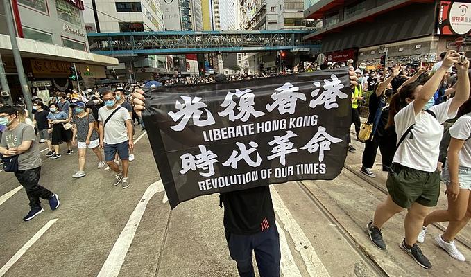 On July 1st, the first day of the implementation of the Hong Kong version of the National Security Law, tens of thousands of Hong Kong people gathered on the streets in Causeway Bay to march. 