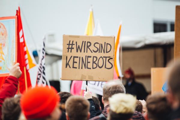 Demonstrationen gegen Artikel 13. Zuvor wurden Gegner der Reform unter anderem als &quot;Bots&quot; bezeichnet.