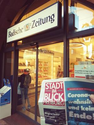 Die rechtspopulistische AfD-Zeitung &quot;Stadt im Blick&quot; vor der BZ-Filiale in der Freiburger Innenstadt.