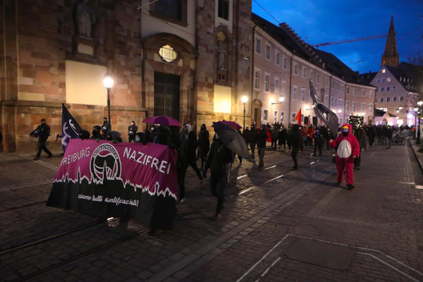 Eine antifaschistische Demo zieht über die Bertoldstraße.