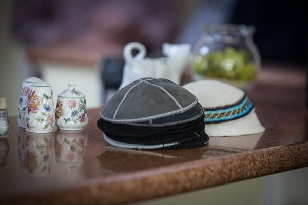 Kippas liegen auf einem Marmortisch.