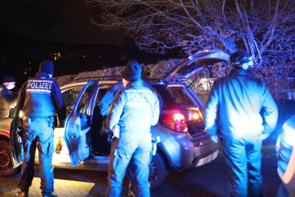 Polizei durchsucht Auto von Corona-Leuger:innen
