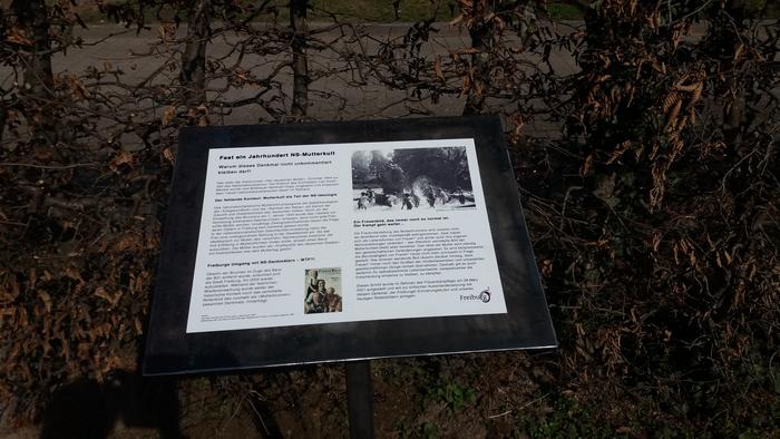 Die Kontextualisierungstafel am Mutterbrunnen in Freiburg Kontextualisierungstafel am Mutterbrunnen in Freiburg