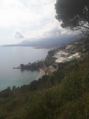 Blick auf die Küste an der italienisch-französischen Grenze
