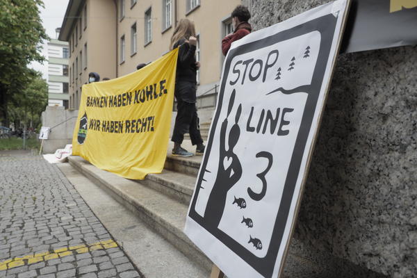 Vor dem Gericht in Zürich protestieren Aktivisti gegen das Urteil