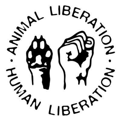 Animal Liberation - Human Liberation. Symbol. Text im Kreis angeordnet. In der Mitte Faust &amp; Pfote.