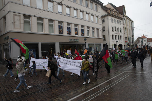 Ein Demonstrationszug mit afghanischen Nationalfahnen, Transparenten und Schildern, zieht durch die Freiburger Kaiser-Joseph-Straße.