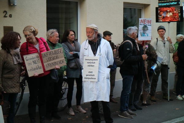 Protest von rechtsoffenen ImpfgegnerInnen an Angell Schule