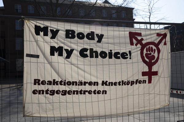 Ein Transparent hängt auf einem Bauzaun. Auf dem ist zu lesen: My Body - My Choice! Reaktionären Knetköpfen entgegentreten