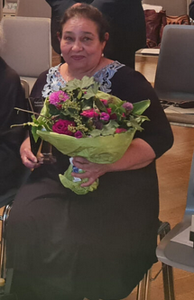 Magdalena Guttenberger bei der Verleihung des Kultur- und Ehrenpreises 2020 mit Blumenstrauß