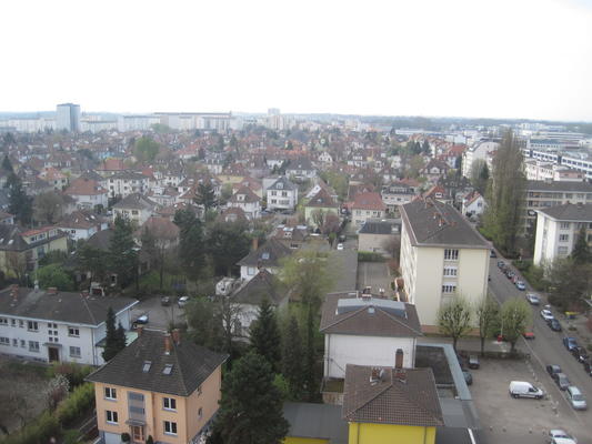 Quartier Meinau, im Hintergrund Hochhäuser darunter das besetzte