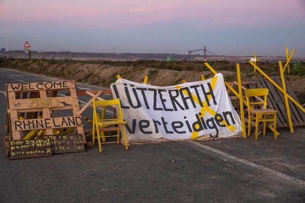 Barrikade mit der Aufschrift: Lützerath verteidigen