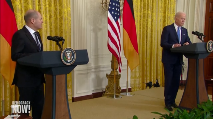 Biden und Scholz im Gespräch in Washington vor US- und Schlandflagge