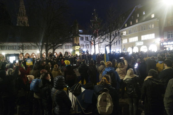 Kundgebung gegen Putins Angriffskrieg in Freiburg