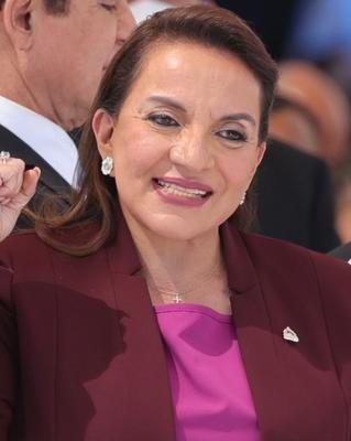 Xiomara Castro bei ihrem Amtsantritt als Präsidentin mit in die Luft gereckter rechter Faust