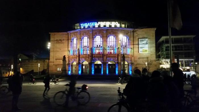 Stadttheater in Ukrainefarben angestrahlt