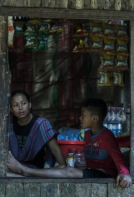 Eine Mutter und ihr Sohn der Marma, einem Adivasi auf dem Gebiet von Bangladesh