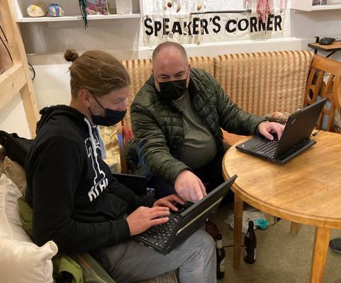 Bei der Computer-Sprechstunde im Kleineschholzweg 5