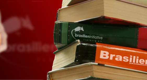 Bücherrücken gestapelt mit Brasilien und brasilieniniative und dem Logo, dem Gürteltier vor rotem Hintergrund