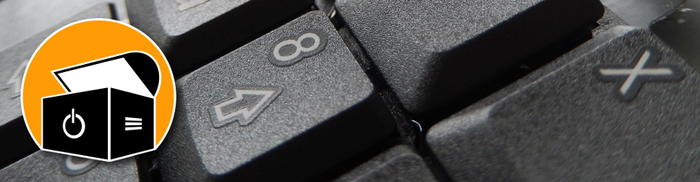 Logo der Computertruhe: Eine Truhe mit Aus- und Einschaltbutton vor dem Auschnitt einer Tastatur