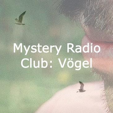 Ein Bild von zwei fliegenden Möwen, im Hintergrund der Bart eines Mannes. Darüber der Text &quot;Mystery Radio Club: Vögel&quot;
