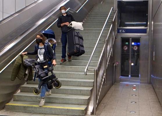 Gehtreppe im Bahnhof