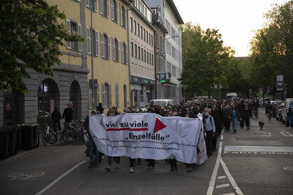Demonstrationszug in der Rempartstraße. Weißes Fronttransparent, auf dem steht: Viel zu viele &quot;Einzelfälle&quot;.