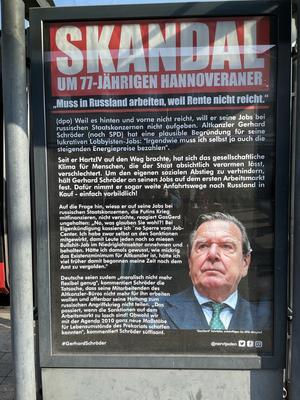 Weiß auf rot im Boulevardblattstil steht auf einem Plakat: &quot;SKANDAL UM 77-JÄHRIGEN HANNOVERANER&quot; plus Bild von Gerhard Schröder und Text
