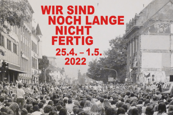 Plakat der Veranstaltungsreihe, Menschenmenge in Freiburg Schriftzug &quot;Wir sind noch lange nicht fertig 25.4.bis 1.5.2022&quot;