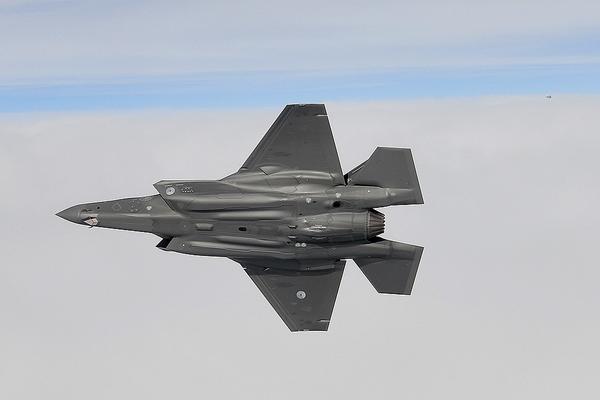 Ein Militärflugzeug ist abgebildet wie er im Profil in der Luft zu sehen ist. Er soll als Vergleich zum 35 Bomber aus dem Gespräch dienen.