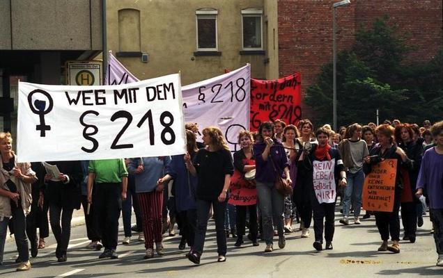 Göttingen, Demonstration gegen § 218 - Transpis: &quot;Weg mit §218&quot;